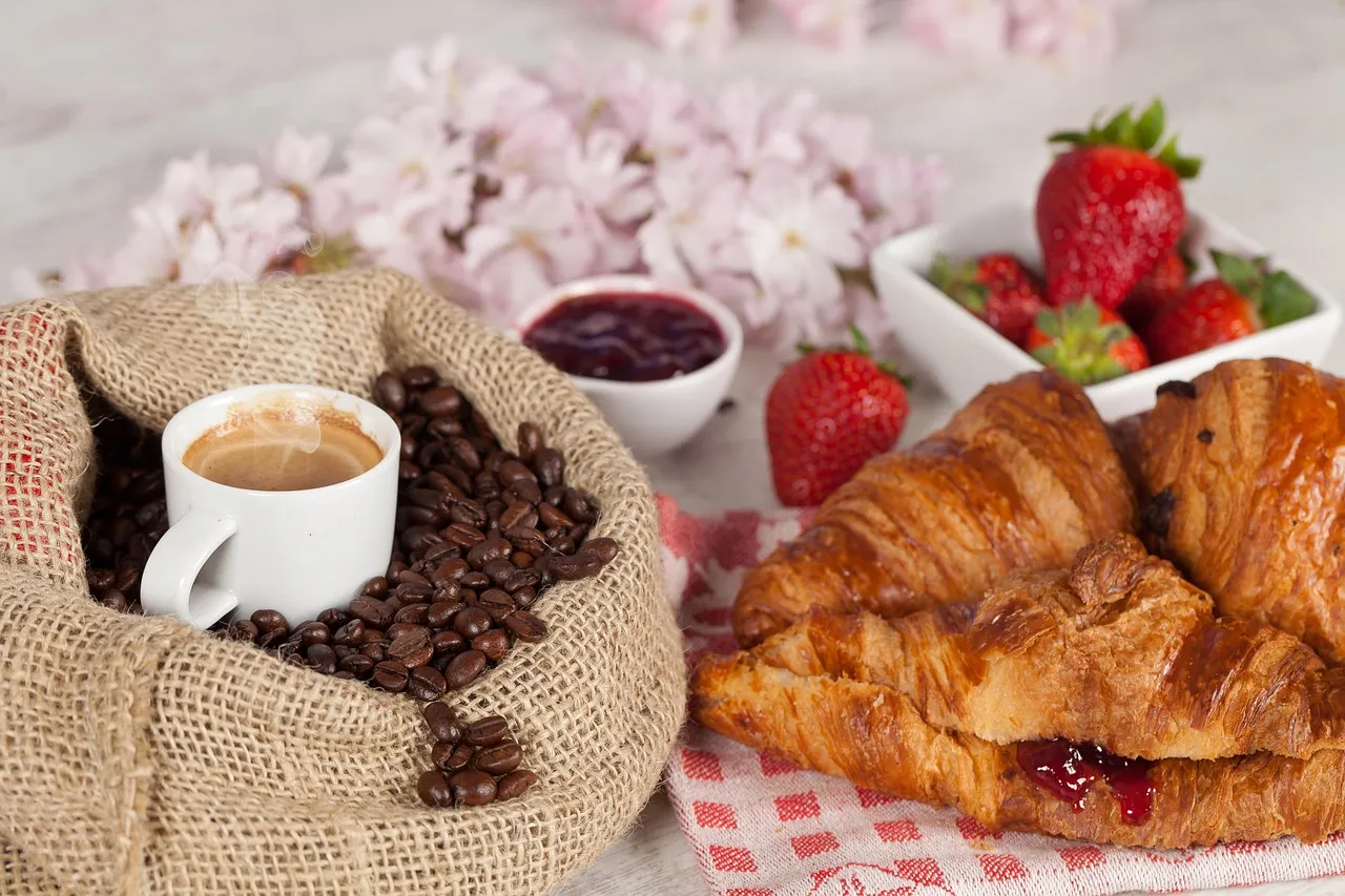 Desayuno con café y medialunas