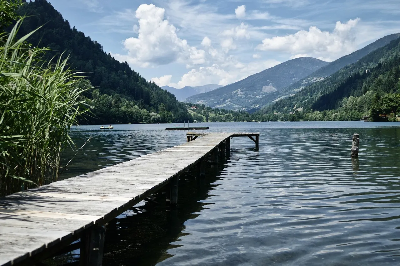 Muelle de madera sobre el lago
